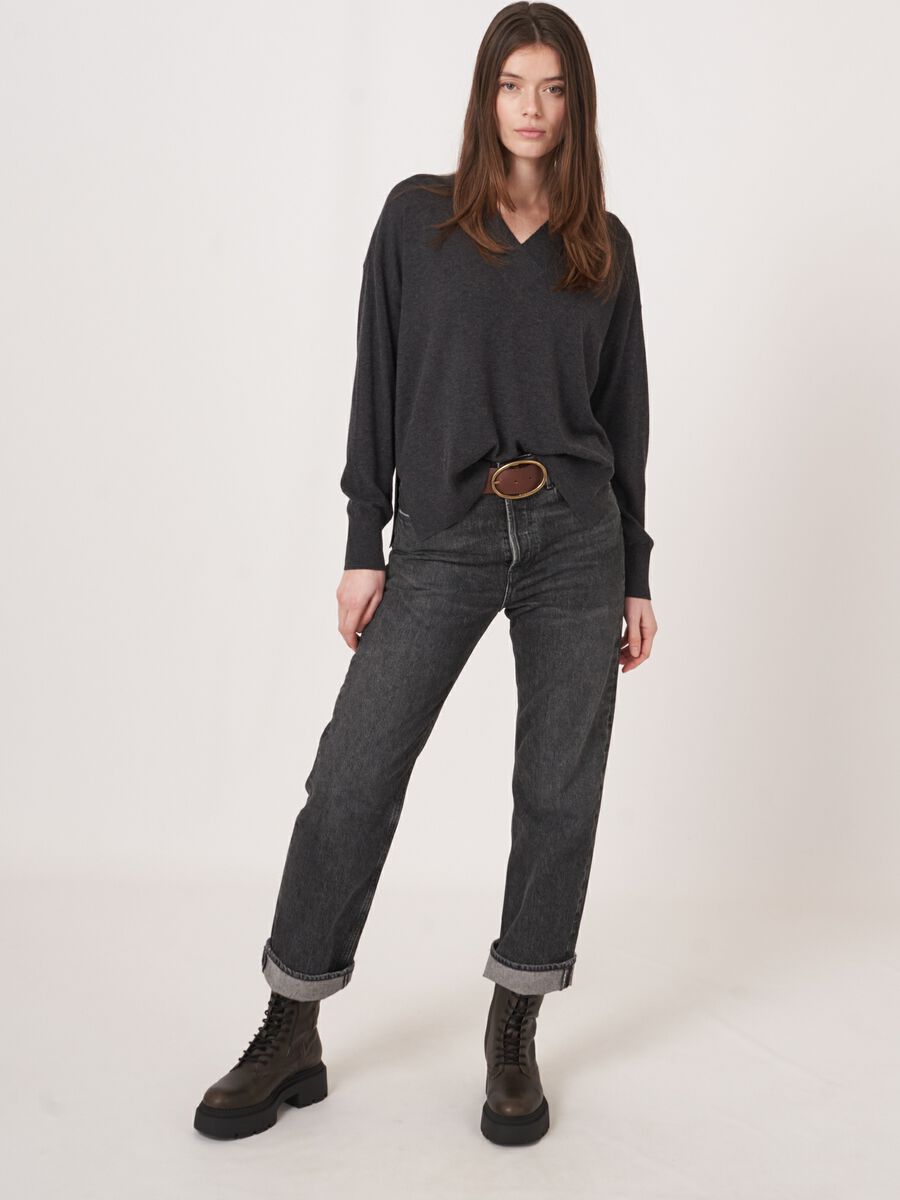 Super fijn gebreide V-hals trui van cashmere mix image number 4