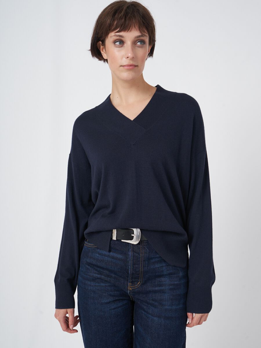 Super fine knit cashmere blend V-neck sweater image number 0