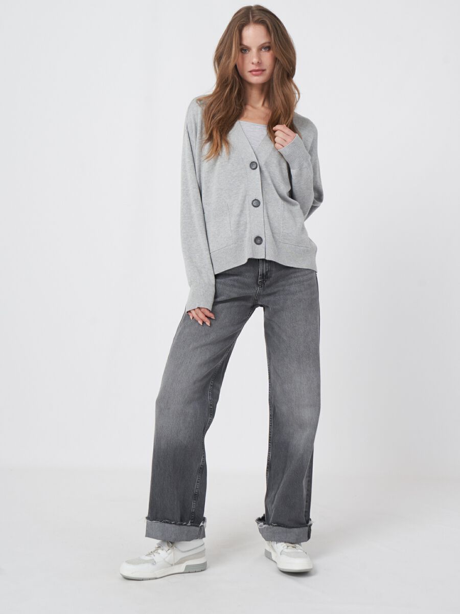 Kastige Strickjacke mit übergroßen Knöpfen aus Baumwollmischung image number 5