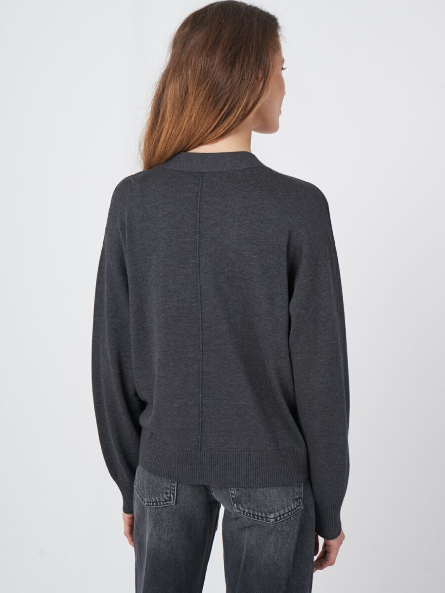 Kastige Strickjacke mit übergroßen Knöpfen aus Baumwollmischung image number 3