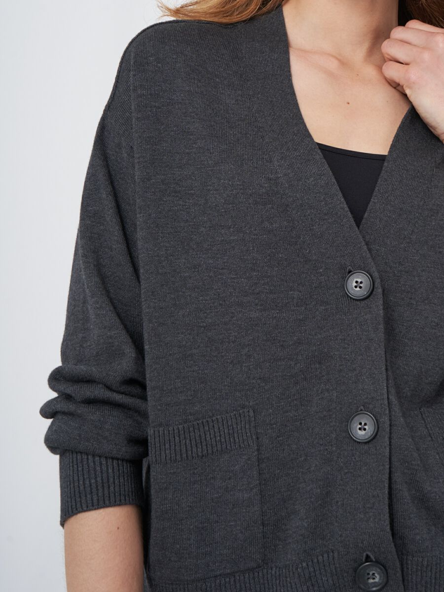 Kastige Strickjacke mit übergroßen Knöpfen aus Baumwollmischung image number 1