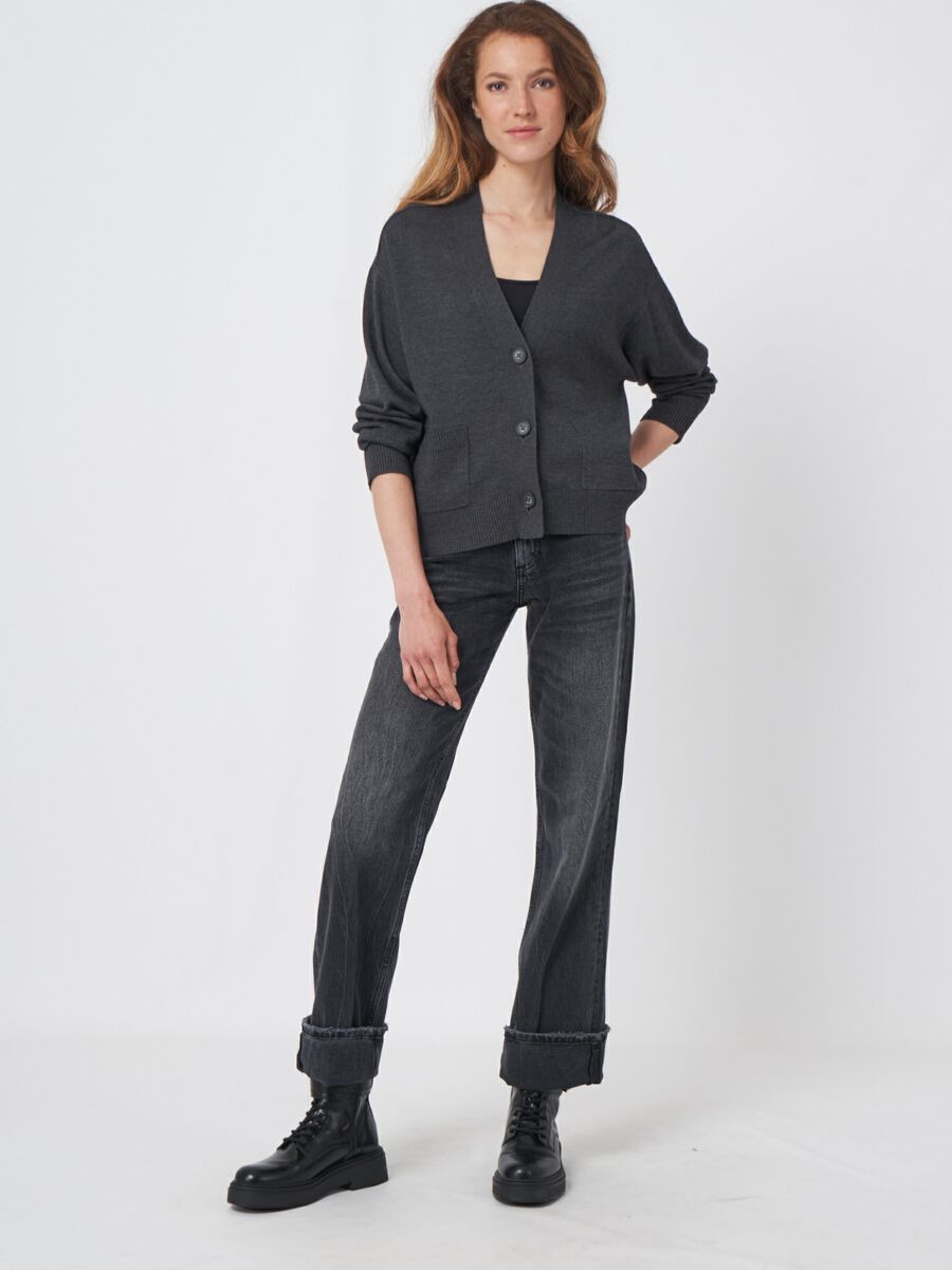 Kastige Strickjacke mit übergroßen Knöpfen aus Baumwollmischung image number 4