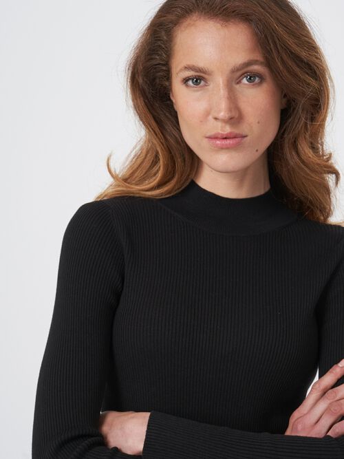 Fein gerippter Rollkragen-Pullover aus Baumwollmischung