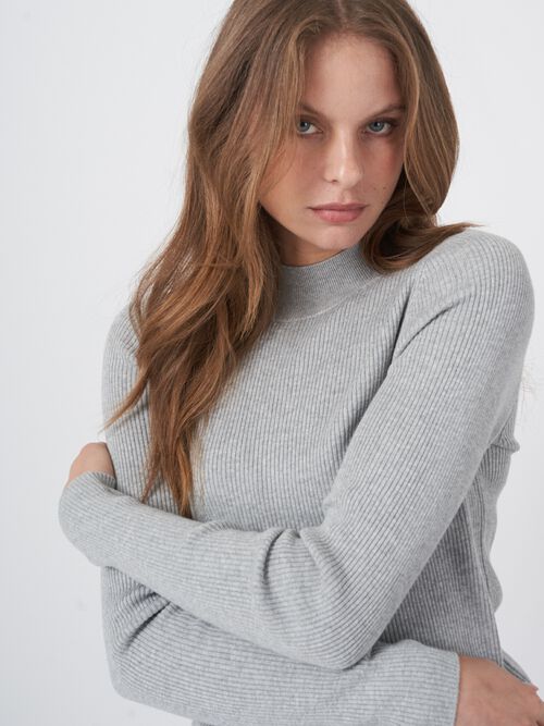 Fein gerippter Rollkragen-Pullover aus Baumwollmischung