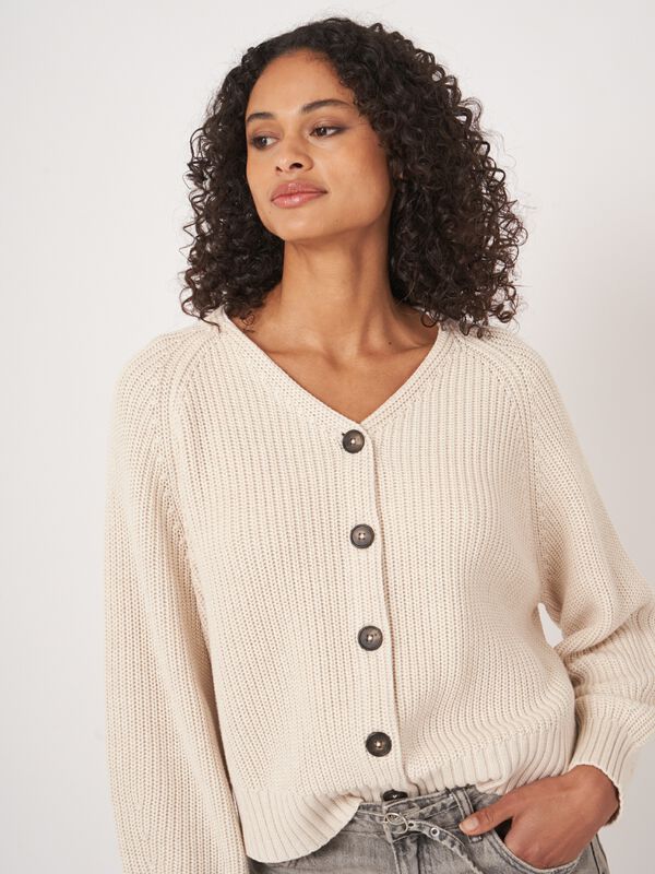 Baumwoll-Grobstrickjacke mit V-Ausschnitt image number 2