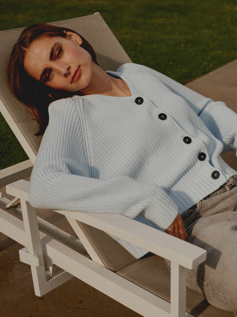 Baumwoll-Grobstrickjacke mit V-Ausschnitt image number 1