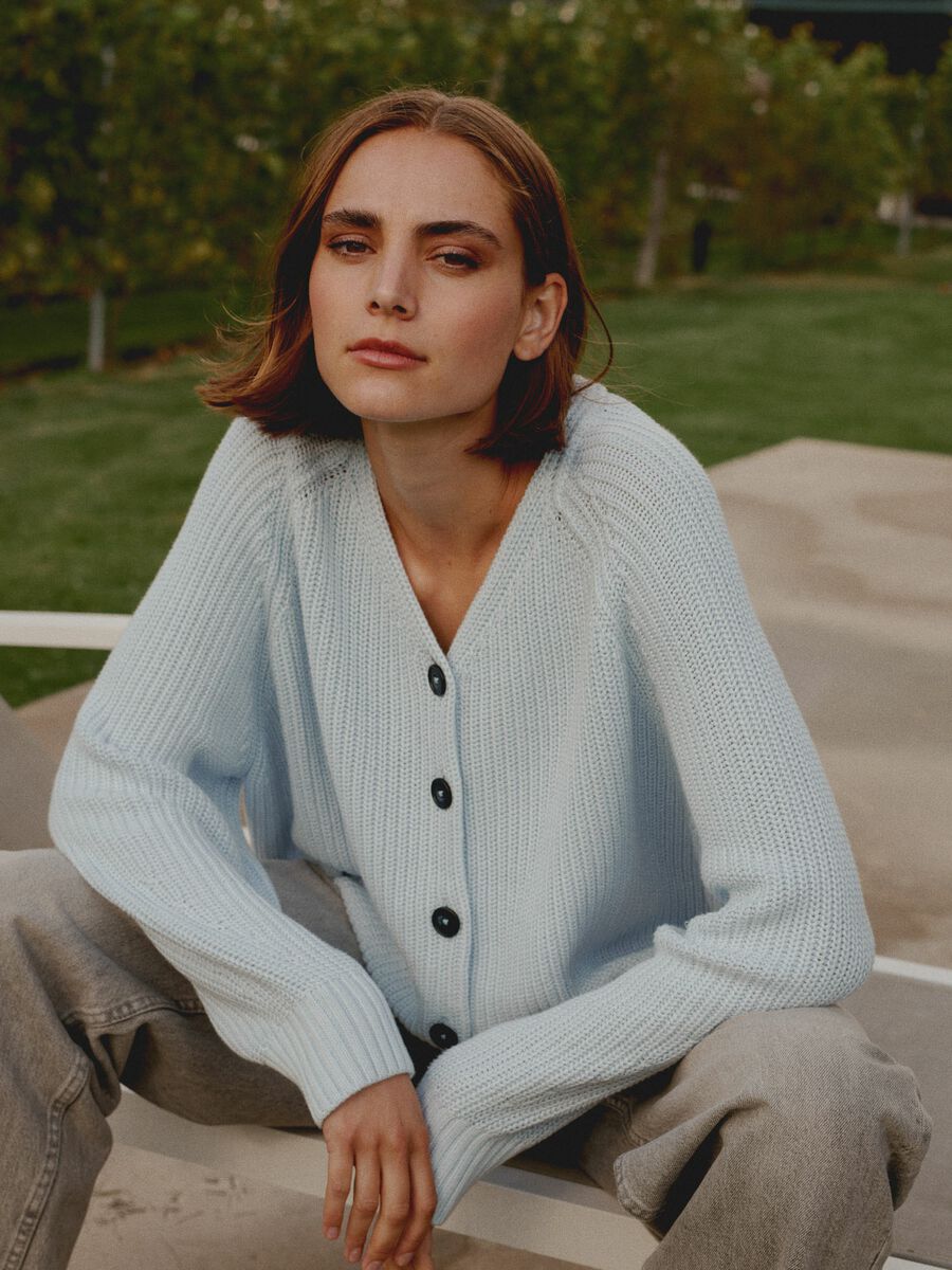 Baumwoll-Grobstrickjacke mit V-Ausschnitt image number 2