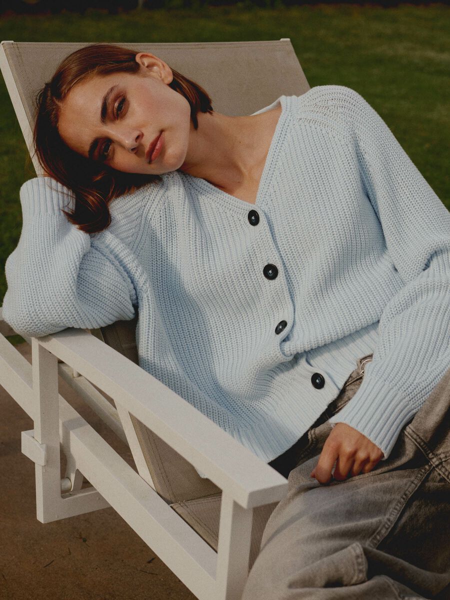 Baumwoll-Grobstrickjacke mit V-Ausschnitt image number 3