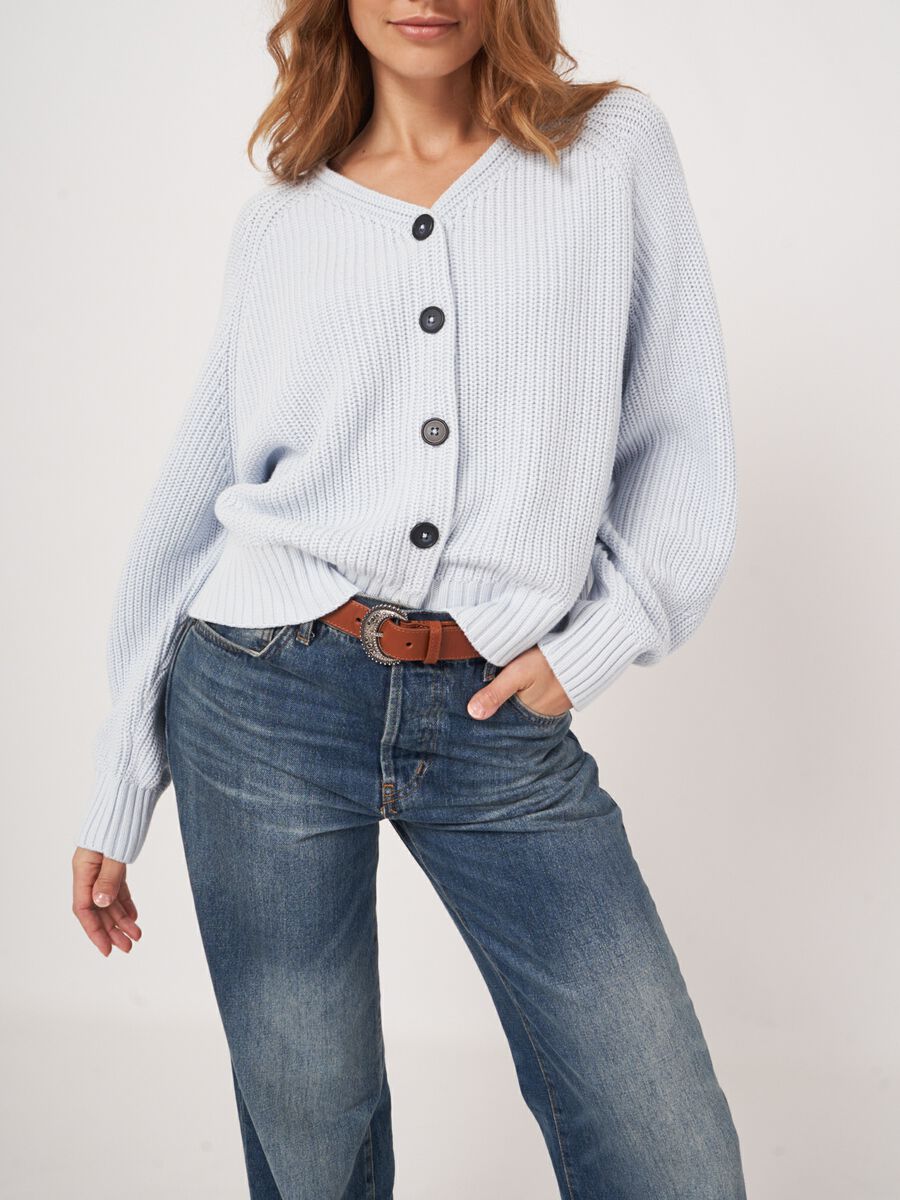 Baumwoll-Grobstrickjacke mit V-Ausschnitt image number 8