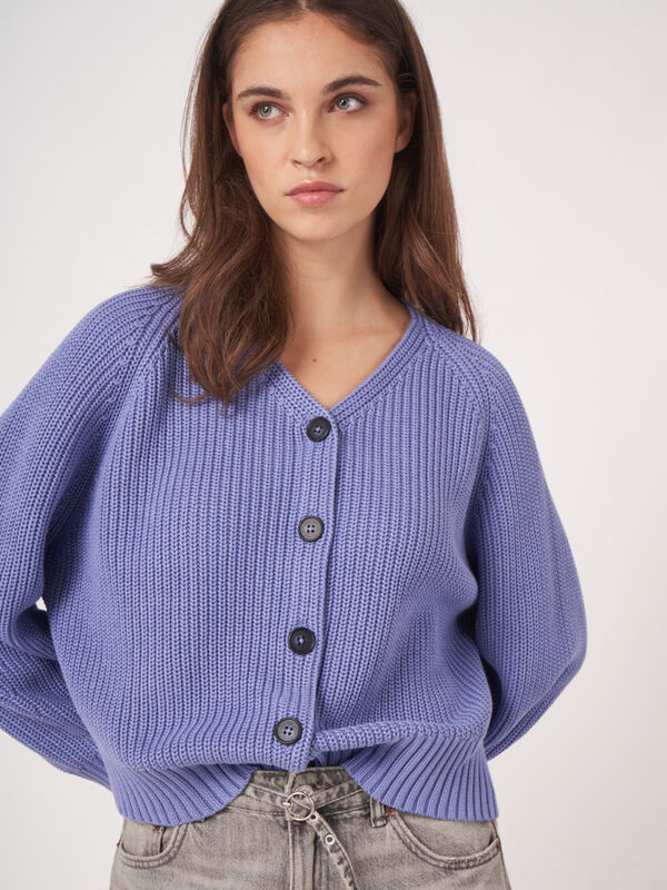 Baumwoll-Grobstrickjacke mit V-Ausschnitt image number 4