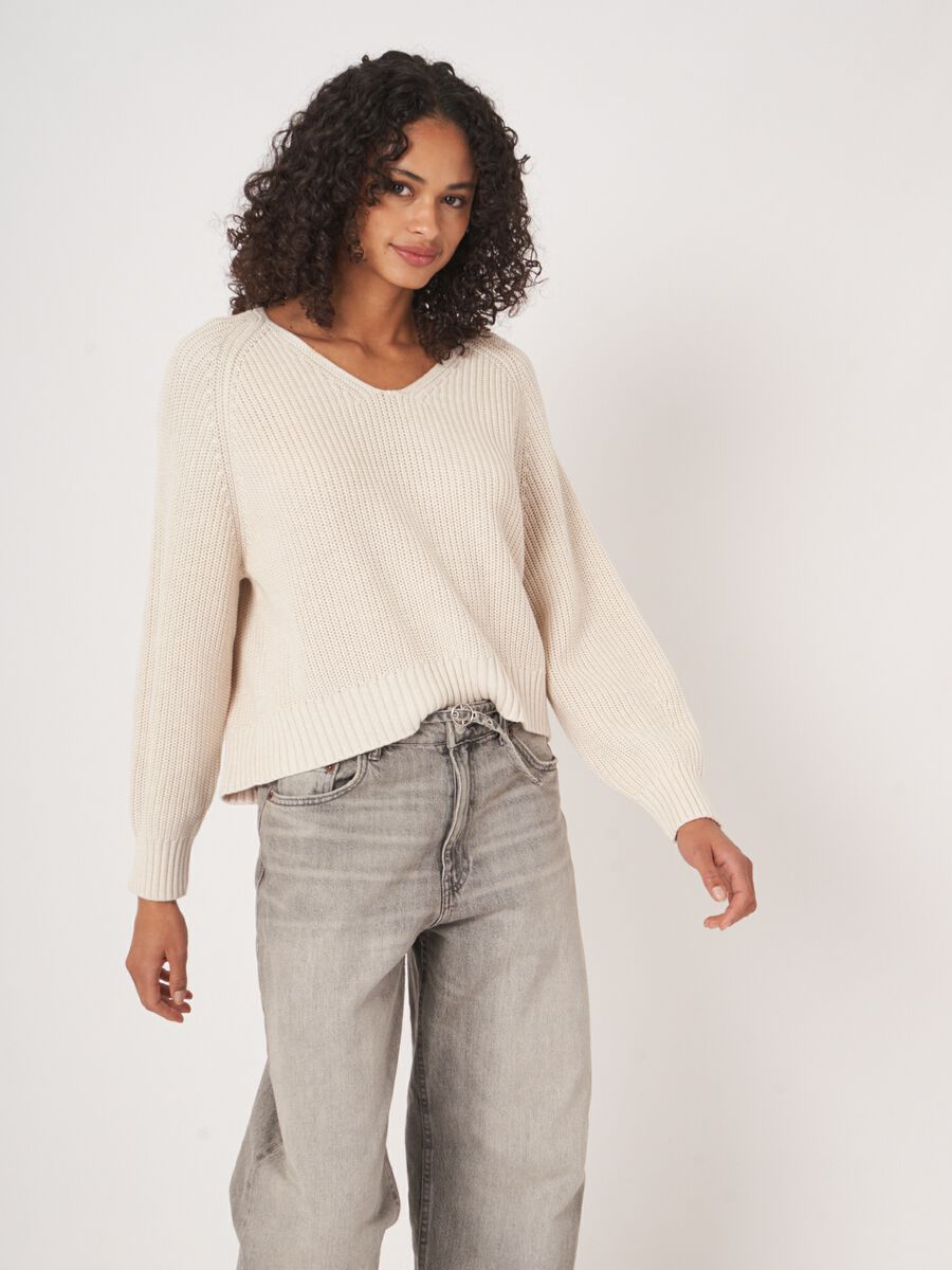 Baumwoll-Grobstrickpullover mit V-Ausschnitt image number 0