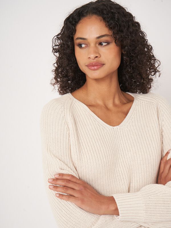 Chunky rib knit cotton V-neck sweater image number 2