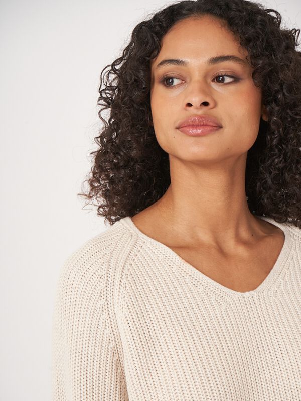 Chunky rib knit cotton V-neck sweater image number 3