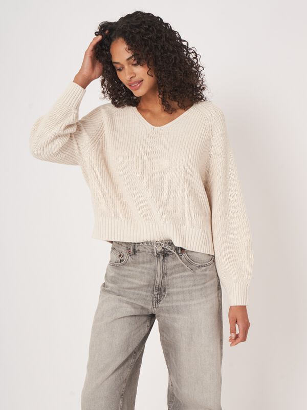 Chunky rib knit cotton V-neck sweater image number 4