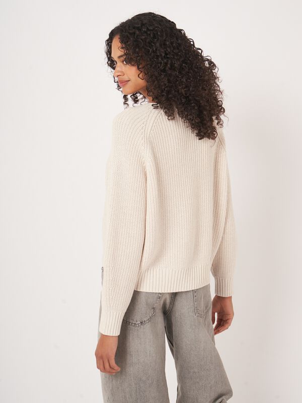Chunky rib knit cotton V-neck sweater image number 5