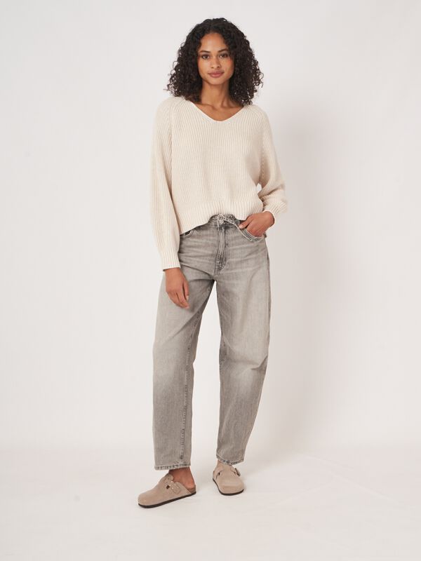 Chunky rib knit cotton V-neck sweater image number 7