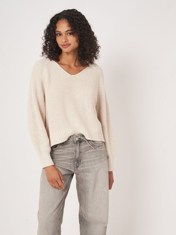 Chunky rib knit cotton V-neck sweater image number 8