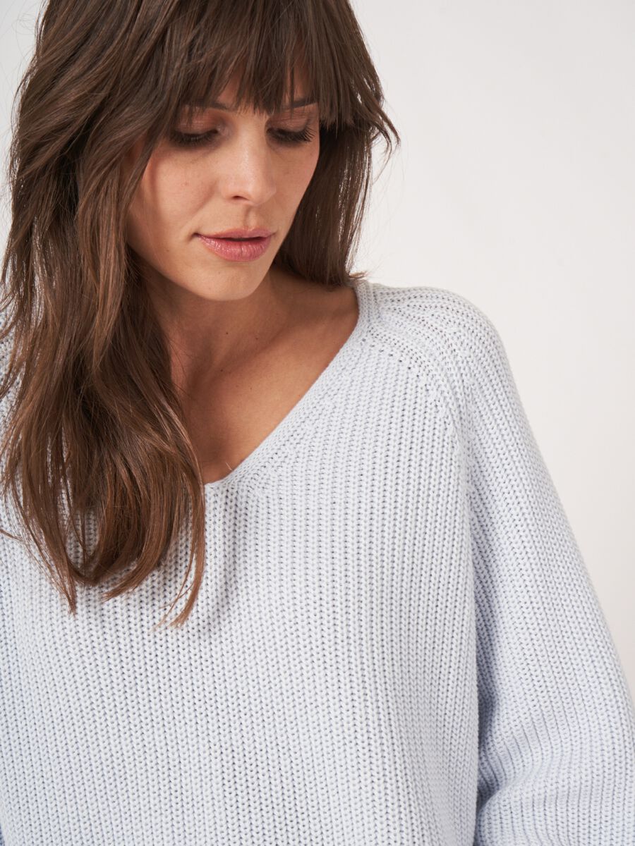 Chunky rib knit cotton V-neck sweater image number 3