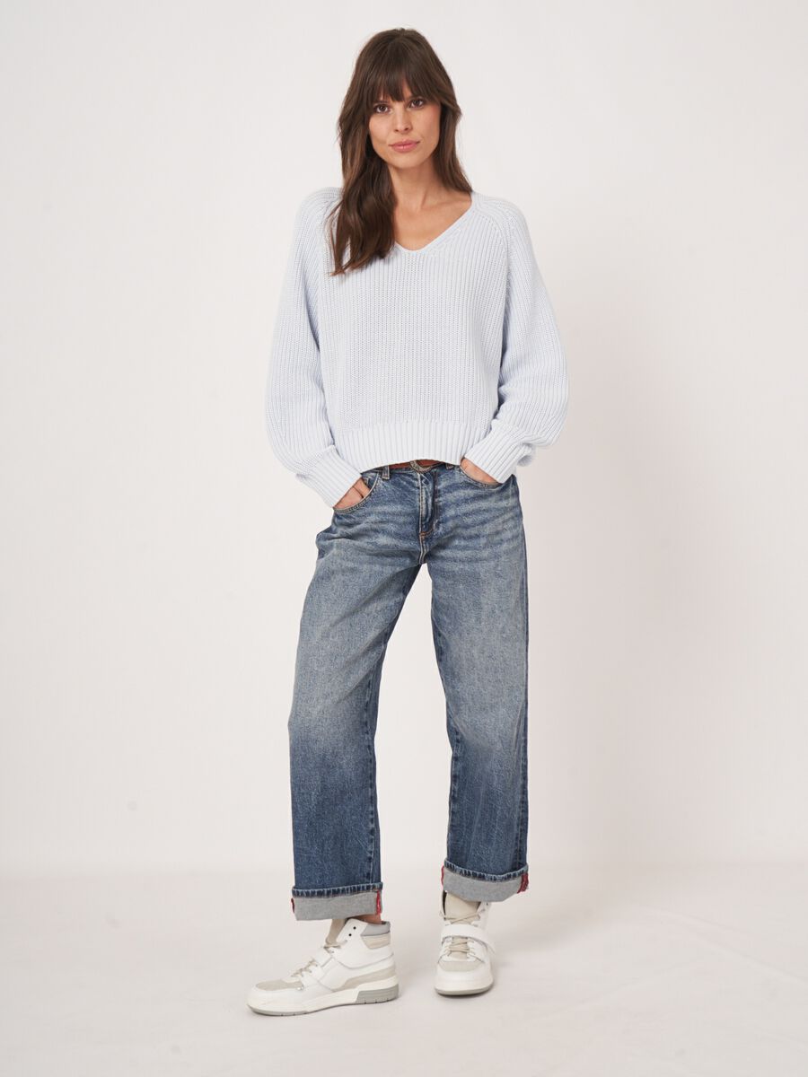 Chunky rib knit cotton V-neck sweater image number 5