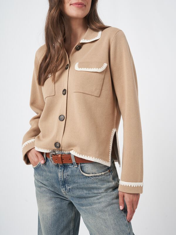  Geknöpfte Strickjacke mit Polokragen und Häkeldetails image number 2