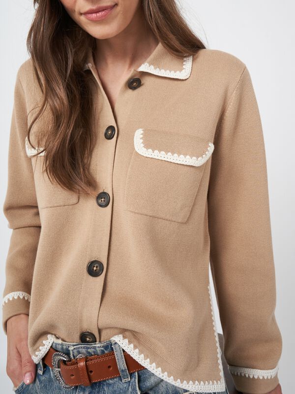  Geknöpfte Strickjacke mit Polokragen und Häkeldetails image number 4