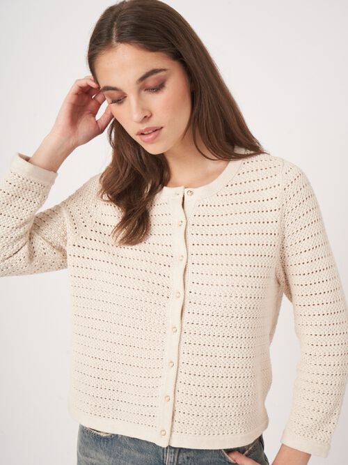 Boxy ajour cardigan met parelknopen