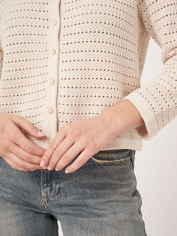Cardigan court et ajouré avec boutons en perles image number 2