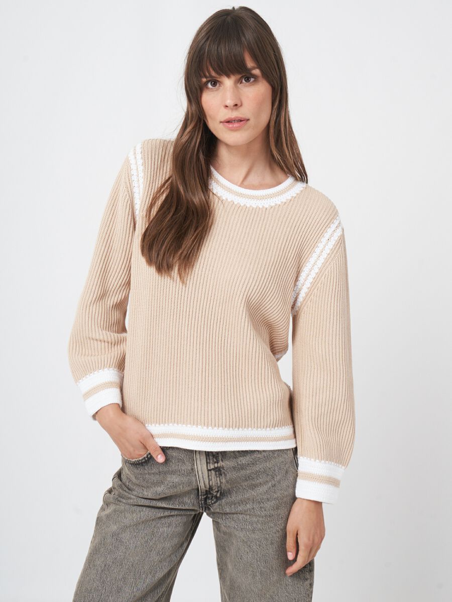 Pull en coton tricoté avec coutures au crochet contrastées image number 3