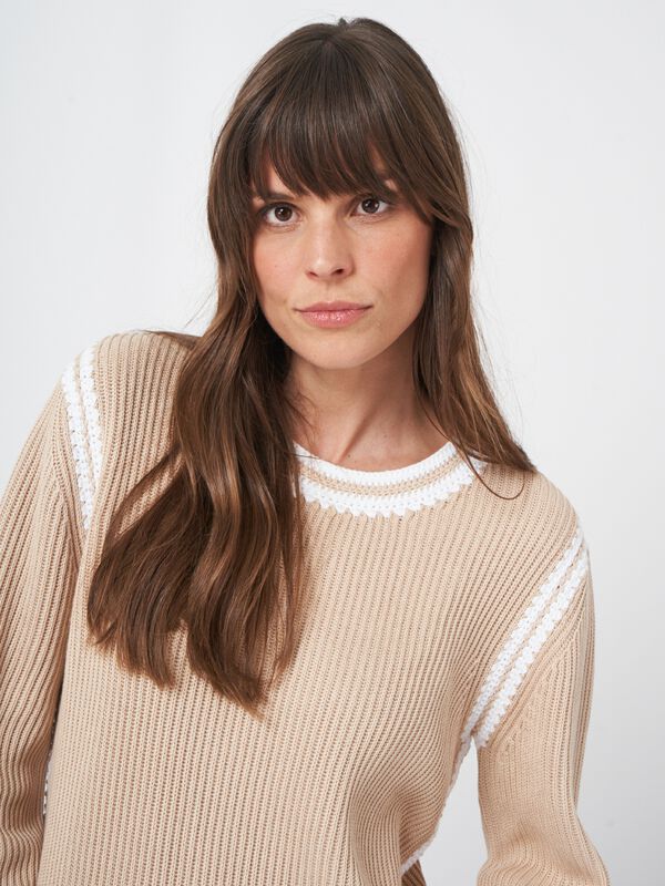 Katoenen trui met contrasterende handgehaakte details image number 5