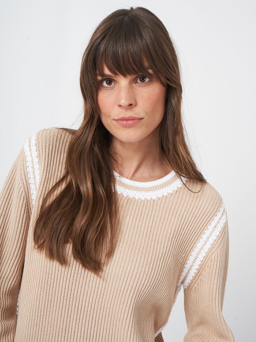 Pull en coton tricoté avec coutures au crochet contrastées image number 5