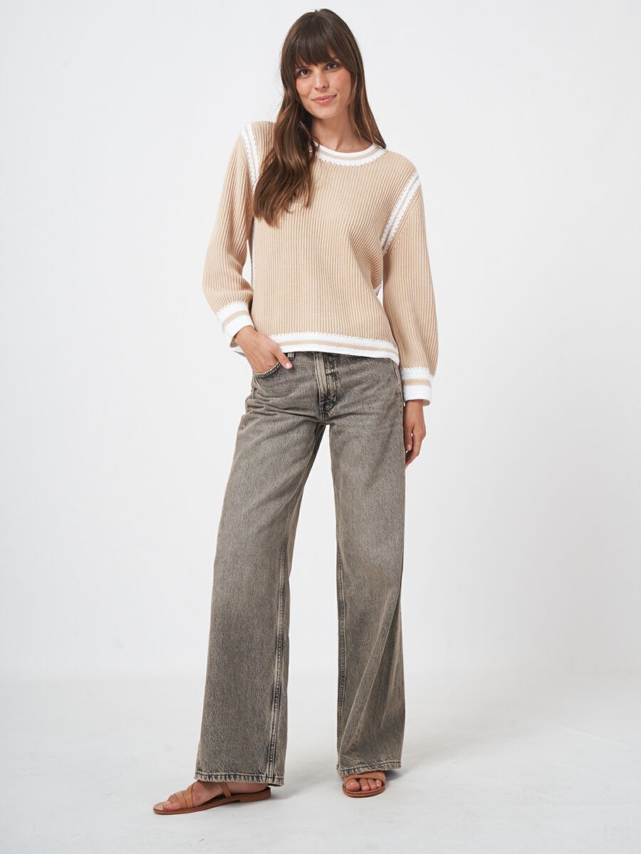 Pull en coton tricoté avec coutures au crochet contrastées image number 7