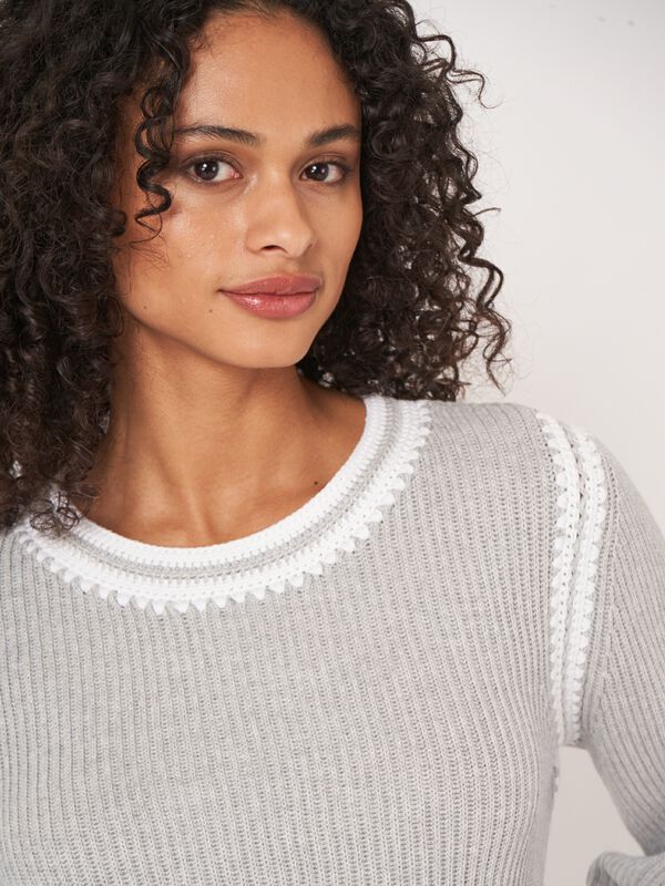 Cotton knit sweater with contrasting crochet seams image number 3