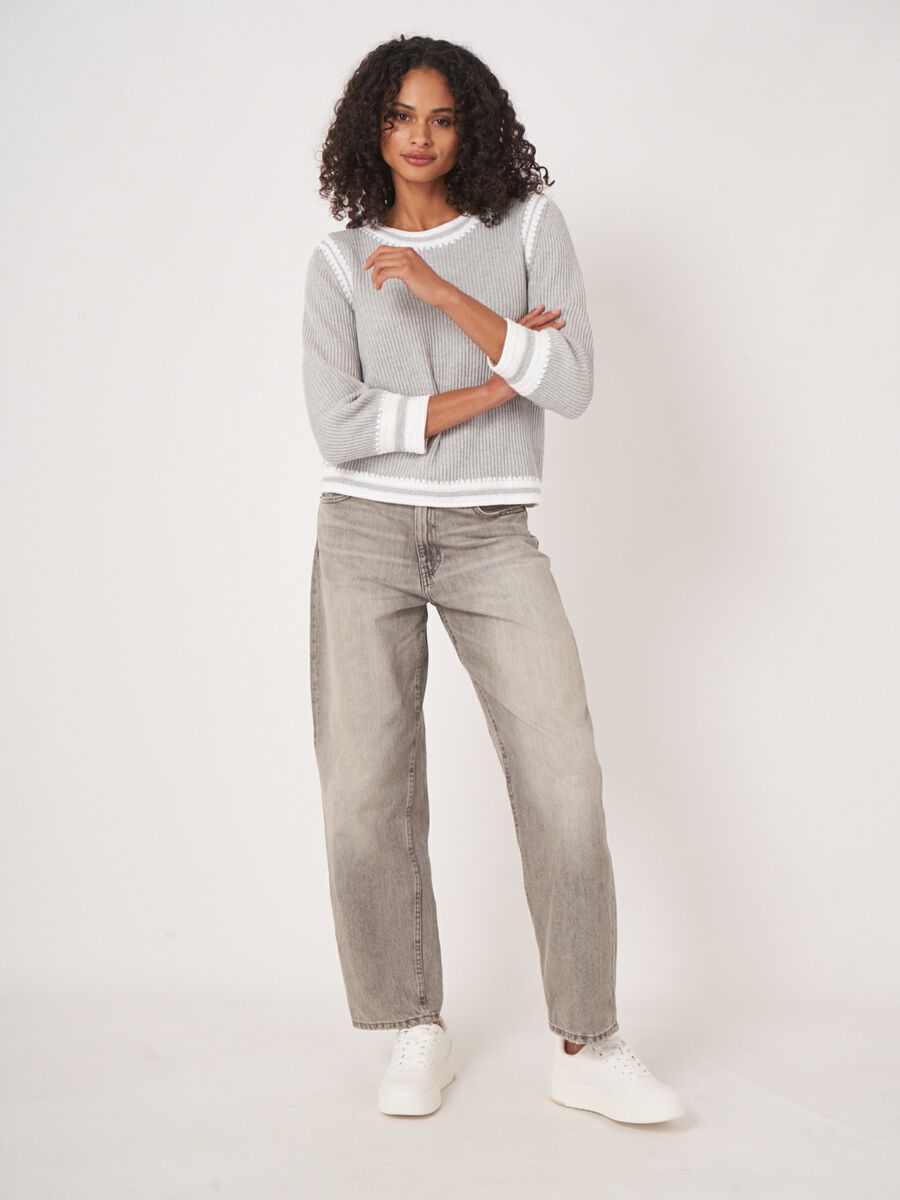 Katoenen trui met contrasterende handgehaakte details image number 6