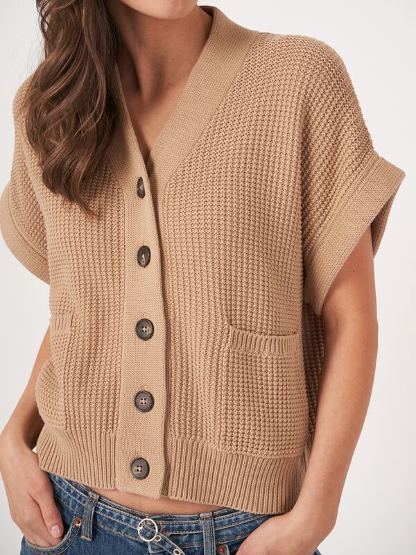 Oversized ärmellose texturierte Strickjacke mit Taschen image number 2