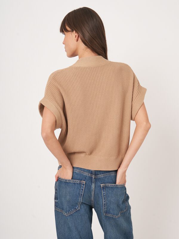 Oversized ärmellose texturierte Strickjacke mit Taschen image number 4