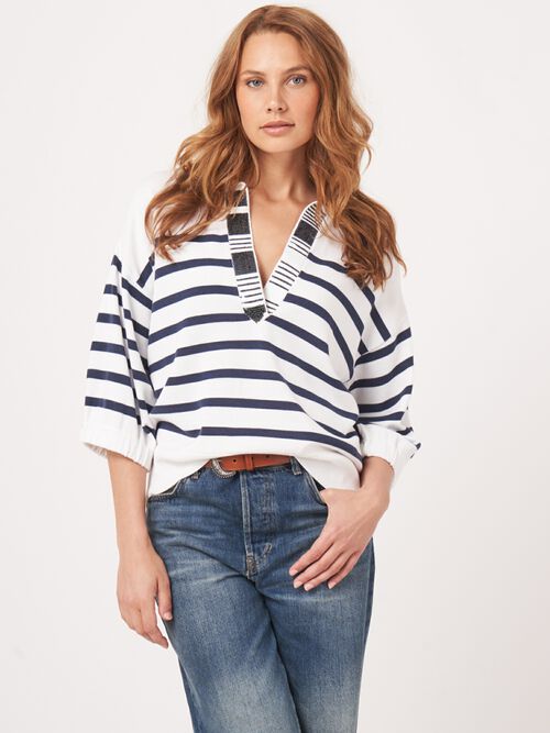 Gestreifter Pullover mit Pailletten-Detail am Polokragen