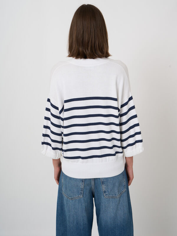 Gestreifter Pullover mit Pailletten-Detail am Polokragen image number 3