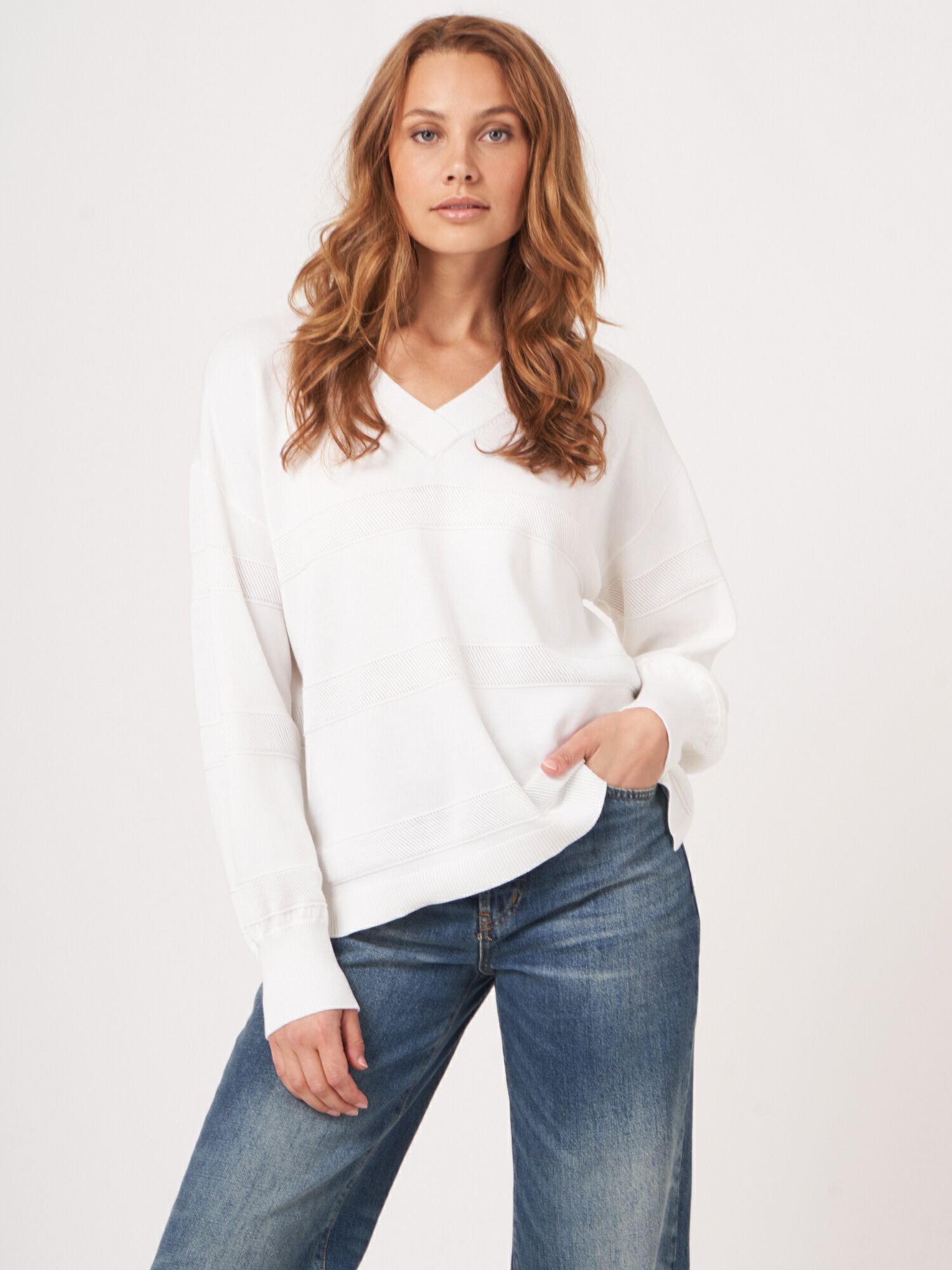 REPEAT cashmere V-hals trui met getextureerde strepen