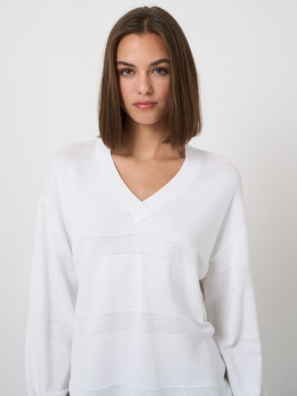 V-Pullover mit texturierten Streifen image number 0