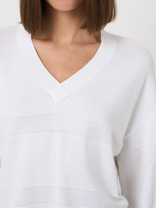 V-Pullover mit texturierten Streifen image number 3