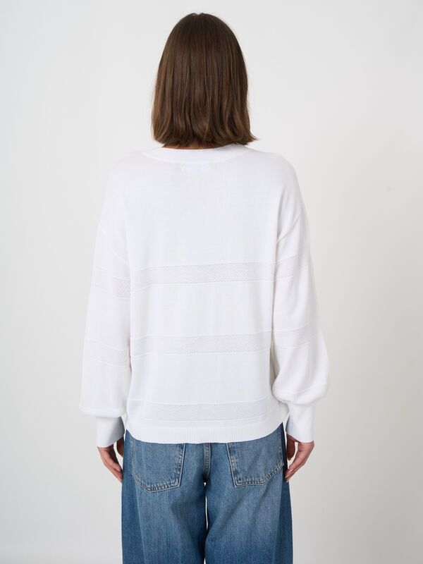 V-Pullover mit texturierten Streifen image number 4