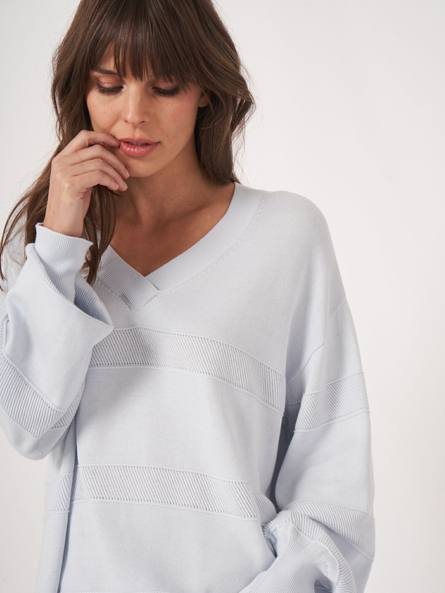 REPEAT cashmere V-hals trui met getextureerde strepen