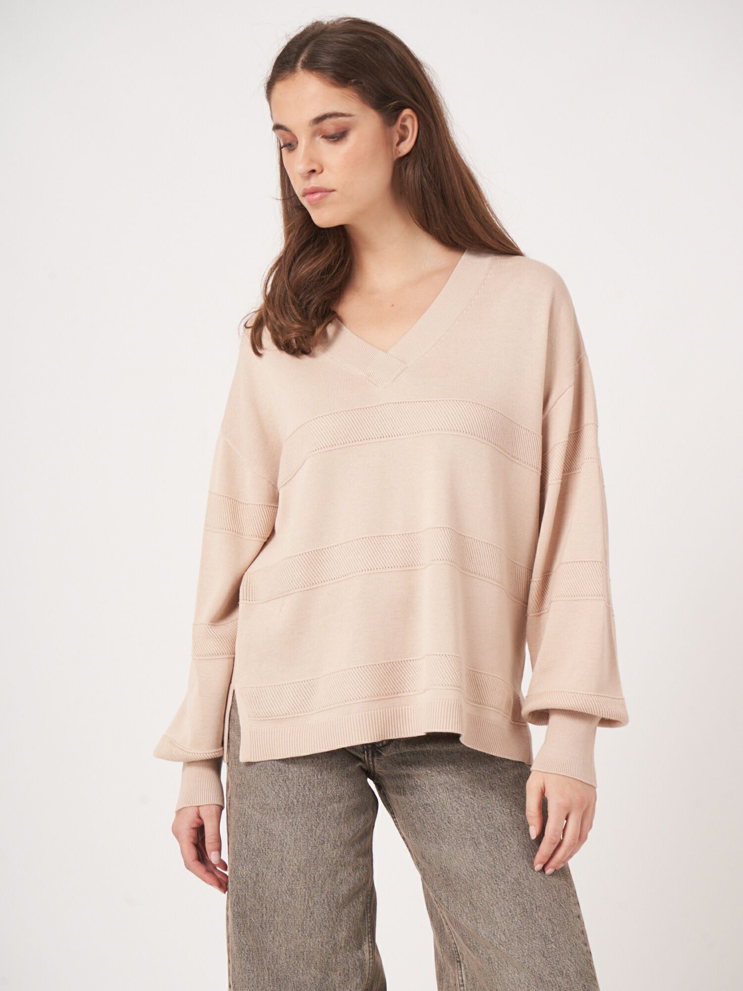 REPEAT cashmere V-hals trui met getextureerde strepen