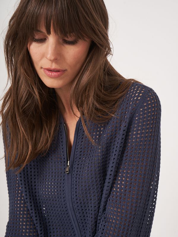 Lochmuster Strickjacke mit Reißverschluss image number 2