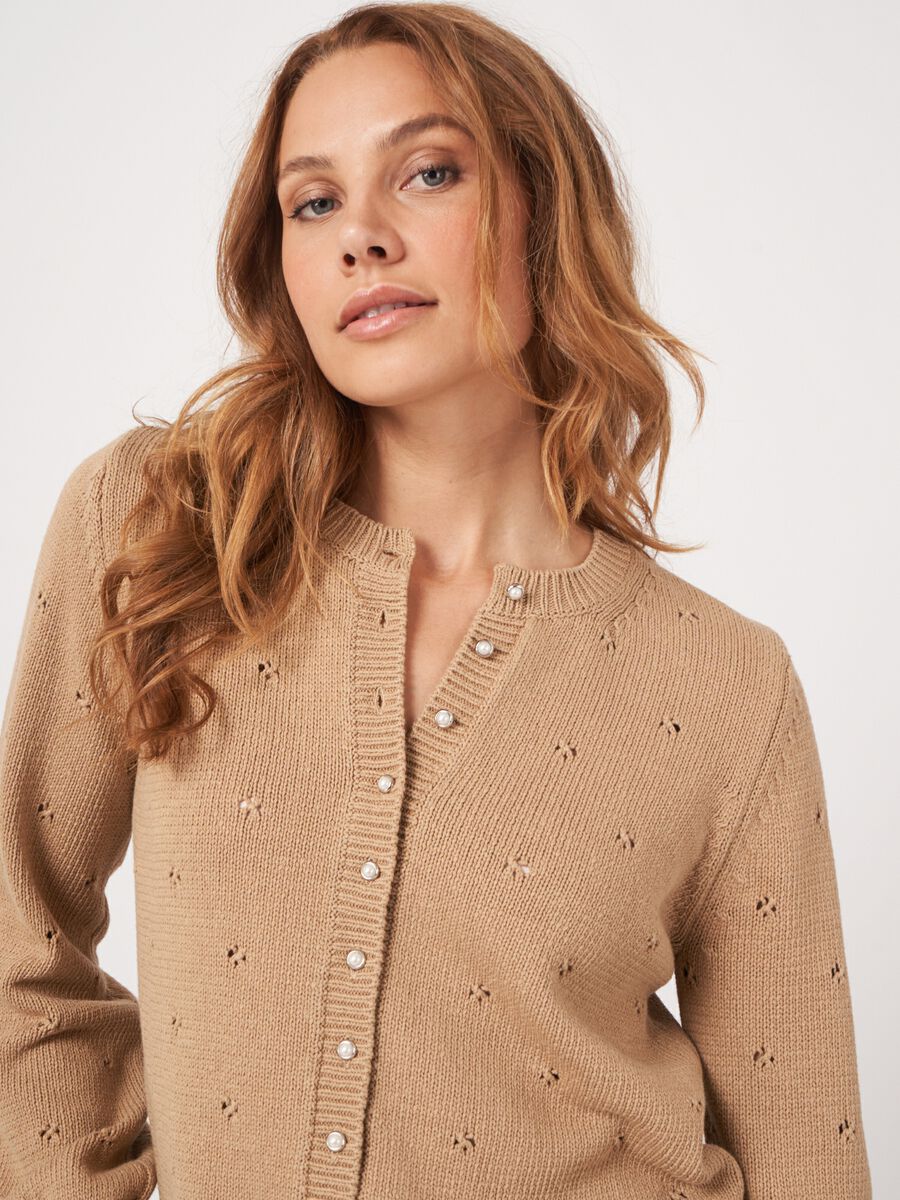 Cardigan en pointelle avec boutons en perles pur coton image number 3