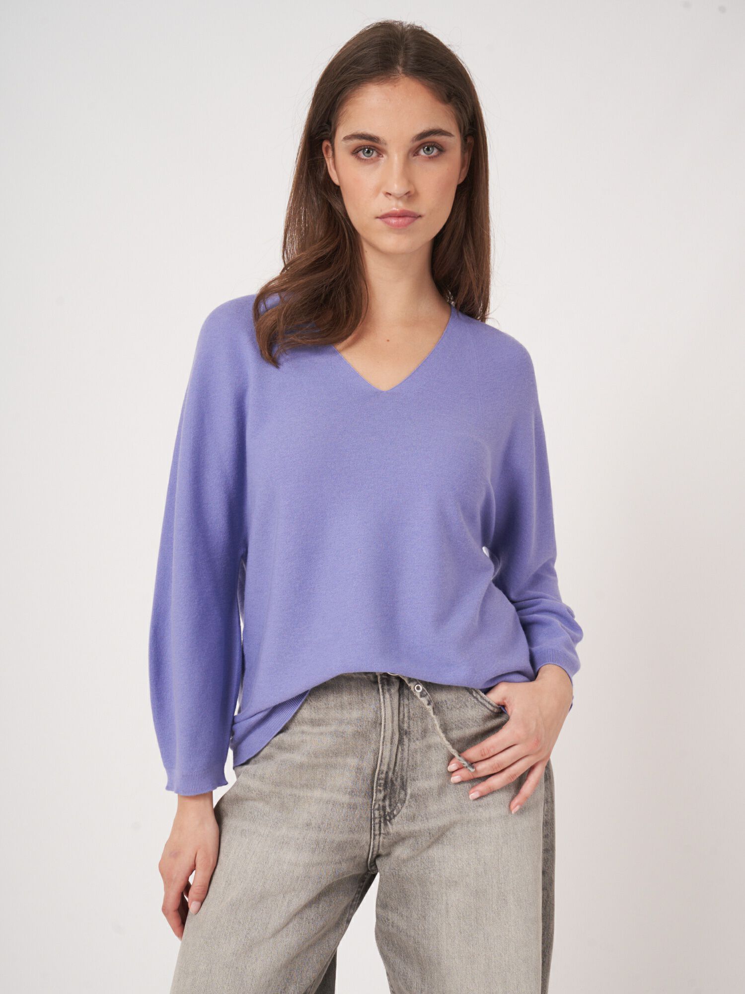 REPEAT cashmere V-hals trui van cashmere en katoen