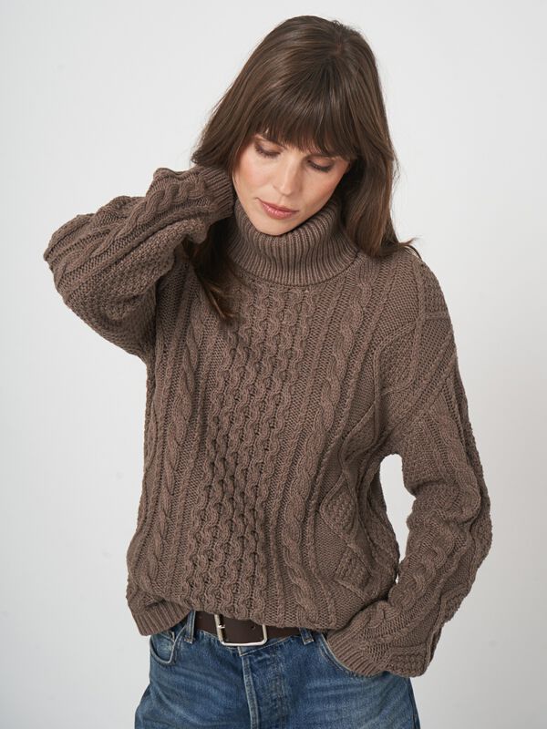 Chunky knit cotton sweater with cable design image number 4