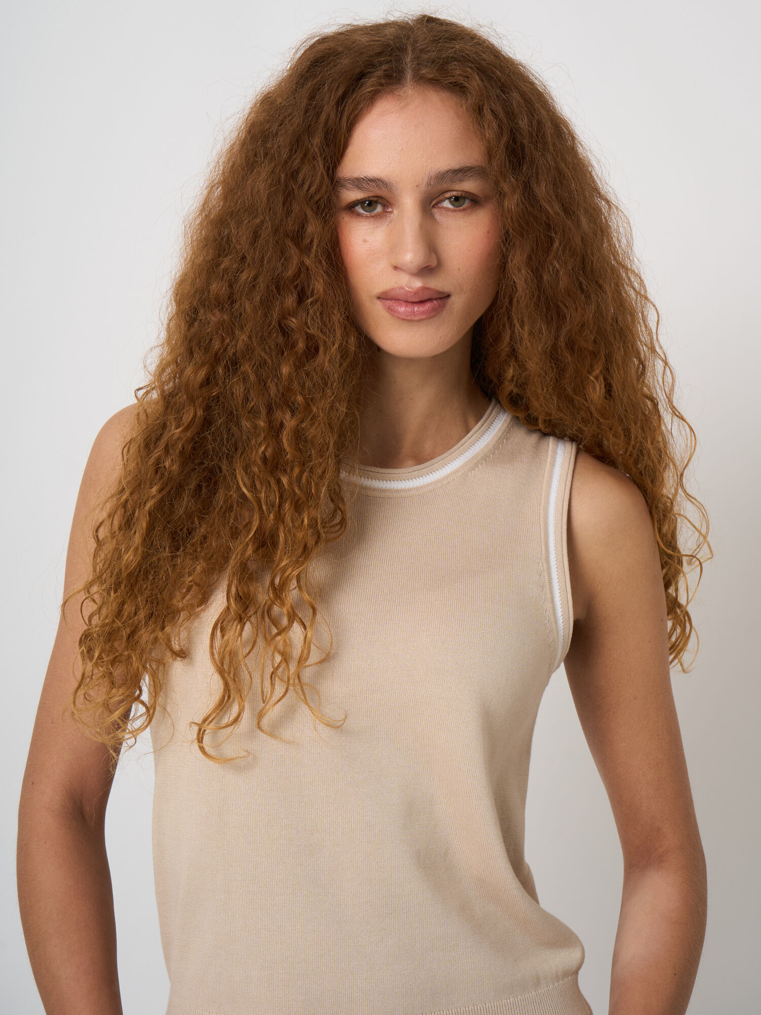 Ribgebreide katoen viscose spencer met contrastbiezen
