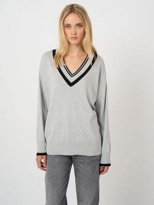 Pull col V en coton-viscose &agrave; finitions contrast&eacute;es