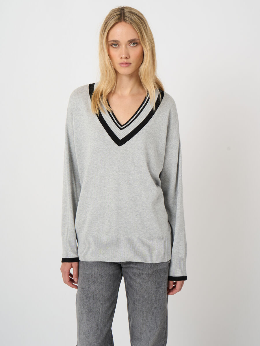 Pull col V en coton-viscose &agrave; finitions contrast&eacute;es image number 0